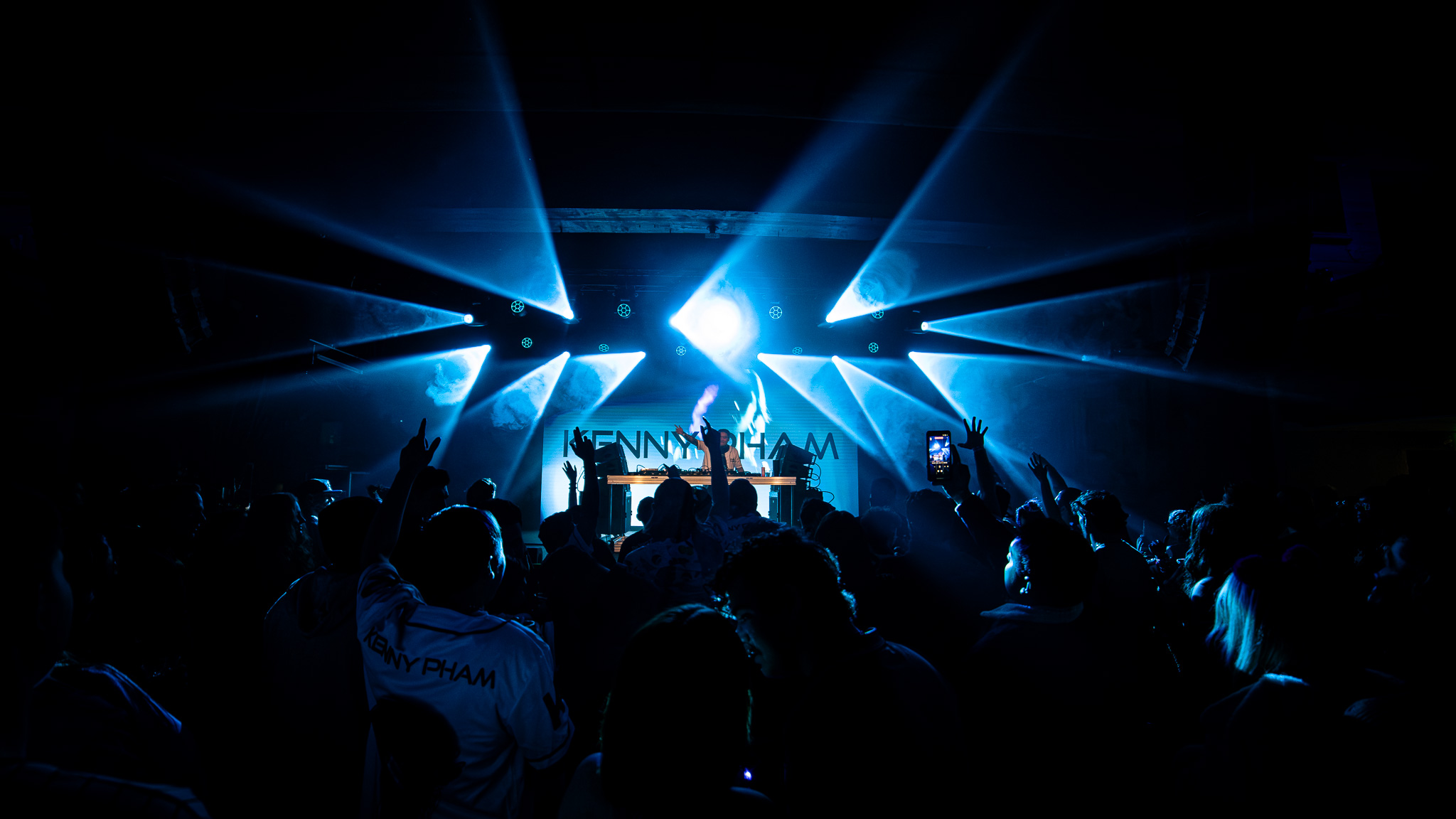 Kenny Pham live set with blue lights